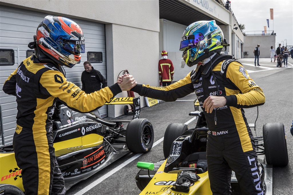 Christian Lundgaard, til venstre, lykønsker Max Fewtrell på Paul Ricard, Frankrig.
(Foto: Lundgaard Racing)